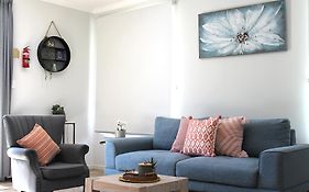 Spacious Modern Acreage Getaway- Close To Shopping Mall
